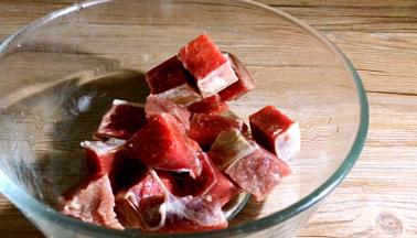 将牛肉洗净，切成小块