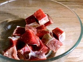 将牛肉洗净，切成小块