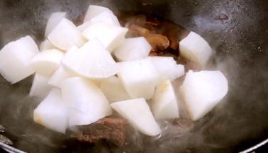 加入白萝卜，翻炒均匀