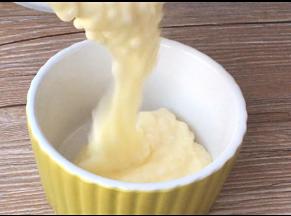 在烤盅里，先加入一层西米糊