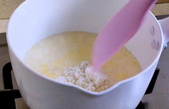 加入西米关火，搅拌均匀，加盖焖十分钟，再煮沸，再焖五分钟，西米透亮即可