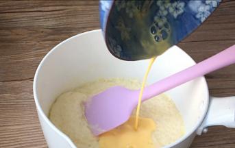 加入蛋奶混合液，搅拌均匀