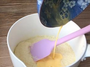 加入蛋奶混合液，搅拌均匀