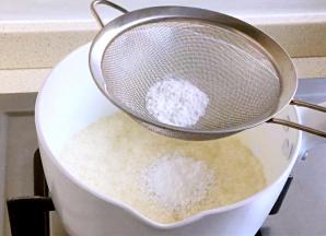 筛入吉士粉与淀粉，小火加热，快速搅拌，以免结团