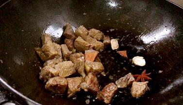 放入卤料爆香