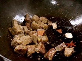 放入卤料爆香