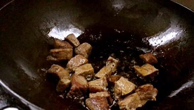 锅烧热油，放入牛肉煎炒出香味