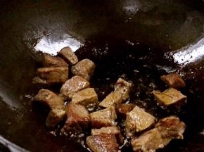 锅烧热油，放入牛肉煎炒出香味
