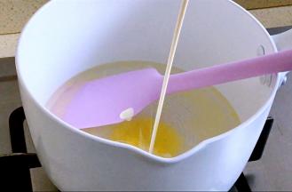 黄油融化后加入淡奶油
