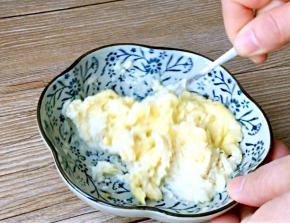 榴莲肉去核，用叉子搅打成泥