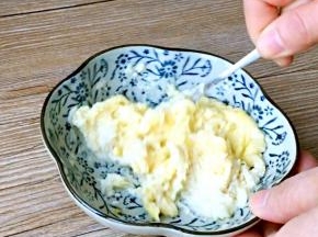 榴莲肉去核，用叉子搅打成泥