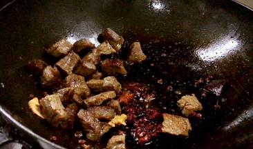 放入豆瓣酱，炒出红油