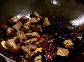 放入豆瓣酱，炒出红油