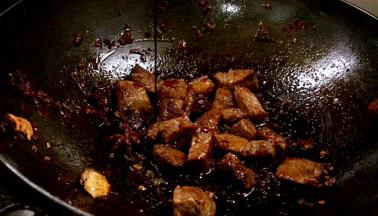 加入酱油，炒匀至上色