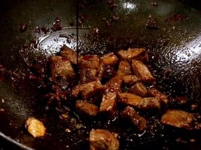加入酱油，炒匀至上色