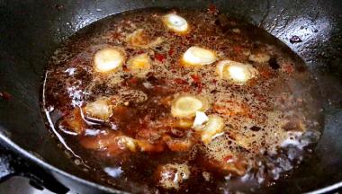 注入适量清水，放入大葱段、姜片、蒜片大火烧开