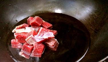 锅置火上，注入适量清水，放入牛肉汆烫至出血水