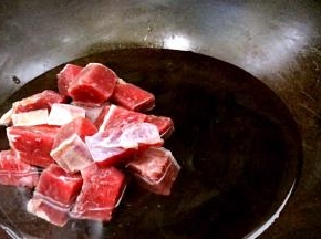 锅置火上，注入适量清水，放入牛肉汆烫至出血水