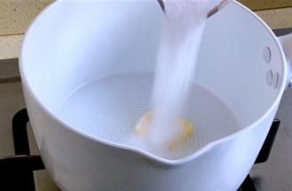 锅中加入黄油，细砂糖
