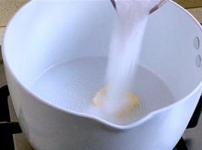 锅中加入黄油，细砂糖
