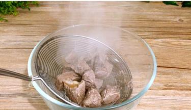 将汆烫好的牛肉捞出沥水备用