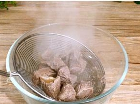 将汆烫好的牛肉捞出沥水备用