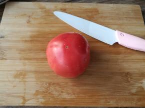 西红柿一个，清洗干净。