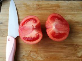 用奈瓷刀，中间切开。这里特别说明一下我用的奈瓷刀，奈瓷刀硬度仅次于钻石，刀身厚度只有陶瓷刀的一半，用的纳米级材料经过四天打磨才有现在镜面奈瓷刀，奈瓷刀切新鲜果蔬能延缓抗氧化，防止串味，分量特别轻特别适合女性使用。