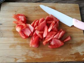 用奈瓷刀切成小块。