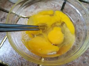 三个鸡蛋，打入玻璃碗里。