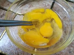 三个鸡蛋，打入玻璃碗里。