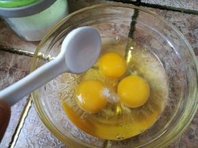 加少许盐，打散搅匀。