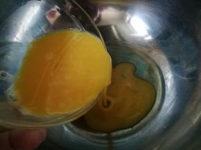 炒锅放油，烧至七成热，倒入蛋液。