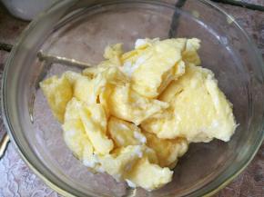 翻炒结块盛出备用。