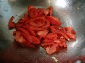 炒锅放入西红柿，炒软。