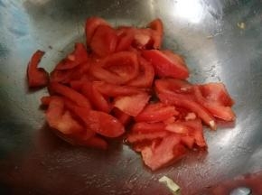 炒锅放入西红柿，炒软。