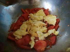 倒入鸡蛋块，翻炒均匀，在家一点盐即可。