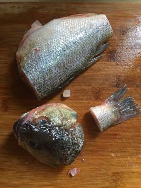鲈鱼刮去鱼鳞去除内脏洗净，先把鱼头和鱼尾先切下。
