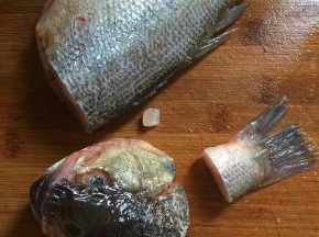 鲈鱼刮去鱼鳞去除内脏洗净，先把鱼头和鱼尾先切下。