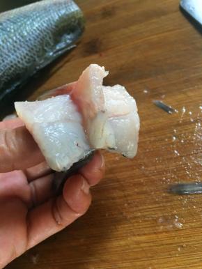 鱼尾贴着鱼骨各切一刀，但不能切断，再把鱼骨切短一点。