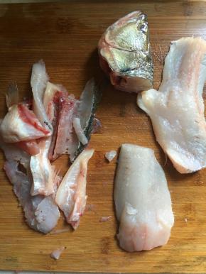 再把鱼骨片出来跟鱼肉分开。