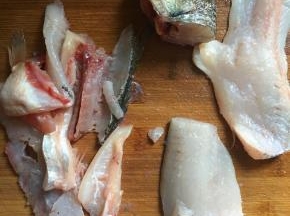 再把鱼骨片出来跟鱼肉分开。