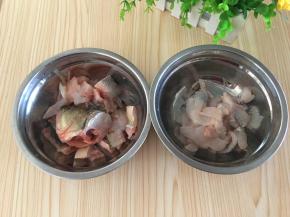 鱼骨鱼肉分别装入盆里。