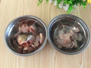 鱼骨鱼肉分别装入盆里。