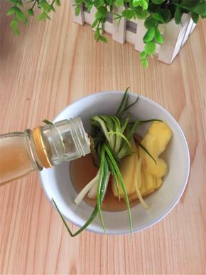 姜切片，葱打成结，倒入黄酒，用手抓出姜葱味，成为姜葱汁。