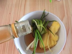 姜切片，葱打成结，倒入黄酒，用手抓出姜葱味，成为姜葱汁。