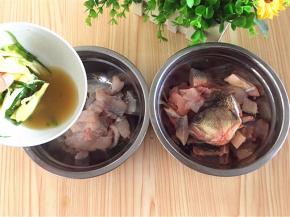 姜葱汁分别倒入鱼骨鱼片里，鱼骨里加些盐搅拌匀腌制待用。