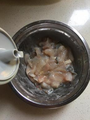 鱼肉里也要加少许盐，半个蛋清生粉抓匀，最后淋上少许食用油。（防止下锅粘连）