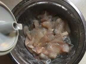 鱼肉里也要加少许盐，半个蛋清生粉抓匀，最后淋上少许食用油。（防止下锅粘连）