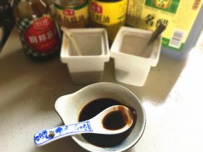 取一碗加入一少勺盐，生抽，蒸鱼豉油，陈醋，蚝油还有鸡精再加少许清水搅拌匀备用。（如果不喜欢鸡精可以用白糖代替）